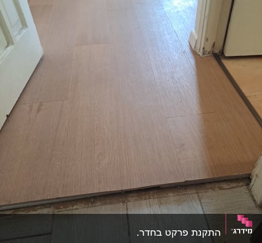 חיבור פרקט עץ לרצפת אריחים בכניסה לחדר
